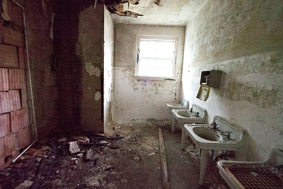 Sinks in ealry 20th century gym Sinks in ealry 20th century gym